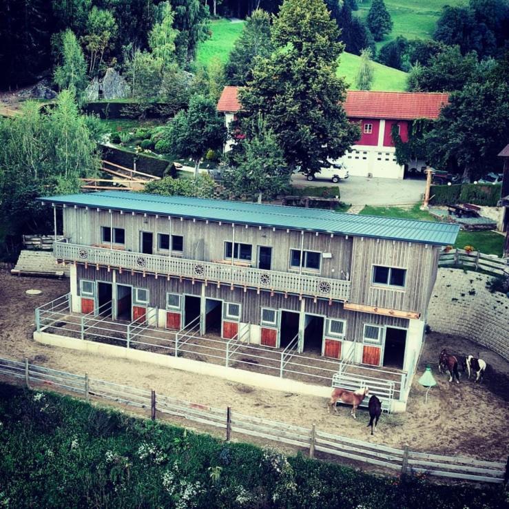 Kamp Erlebnisbauernhof Gutschi Ranch מראה חיצוני תמונה